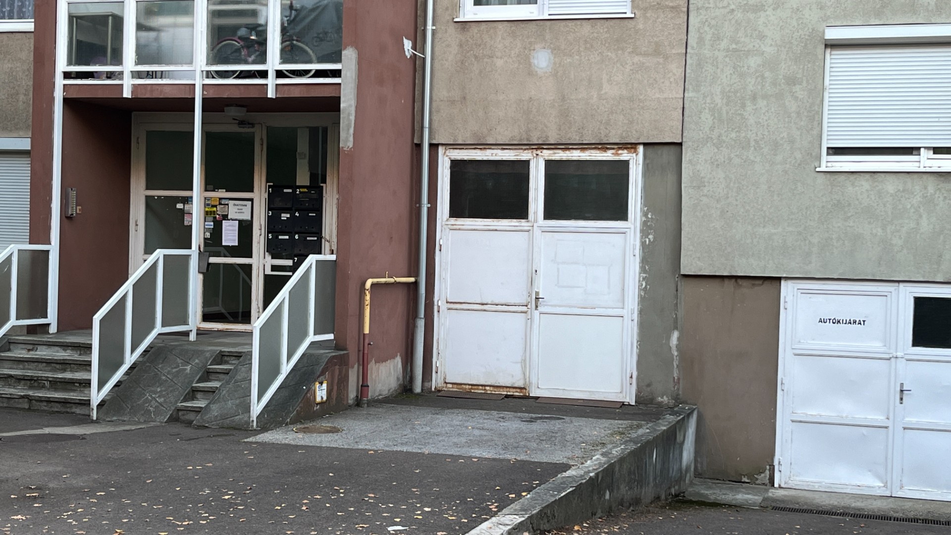 Dupla garázs Egerben.