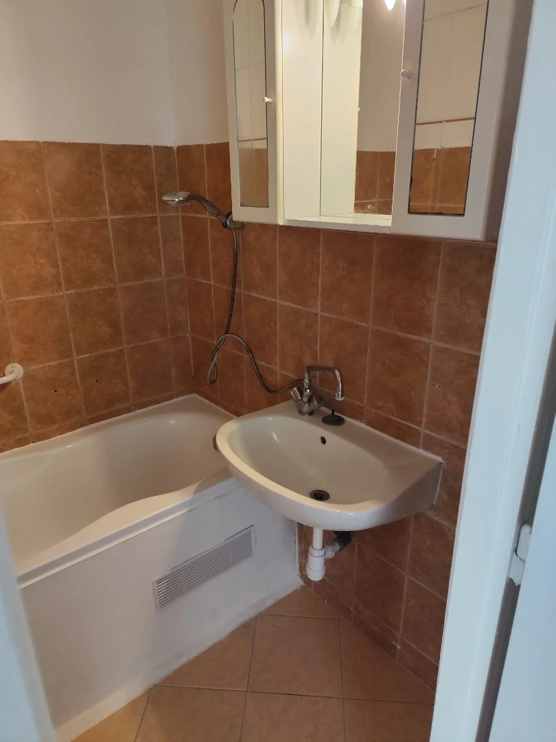 Részlegesen felújított panel lakás Várpalotán - Kép 8