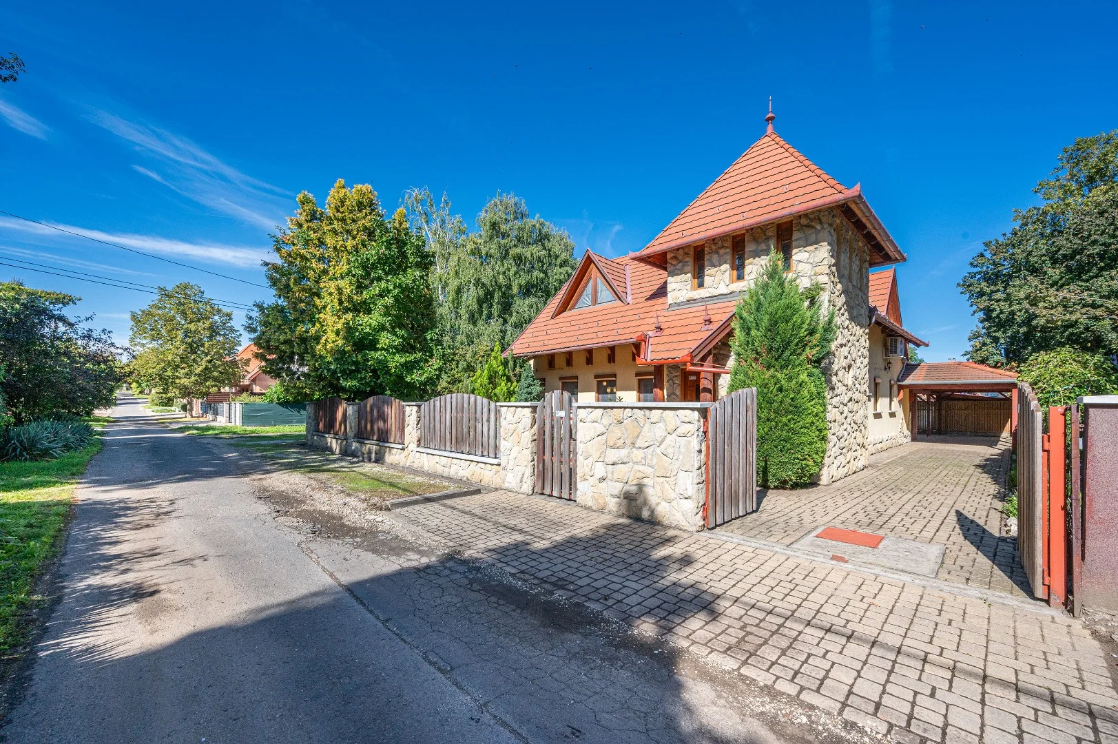 Balatonszárszón, mindössze 250 méterre a vízparttól és a közkedvelt szabad strandtól, eladó egy 2 éve felújított, azonnal költözhető kétszintes nyaraló! - Kép 15