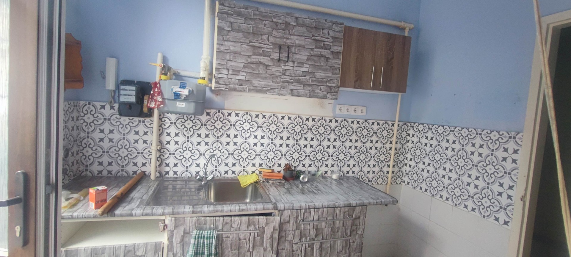 Beköltözhető emeleti felújítandó kis lakás eladó a 8. kerületben - Kép 6