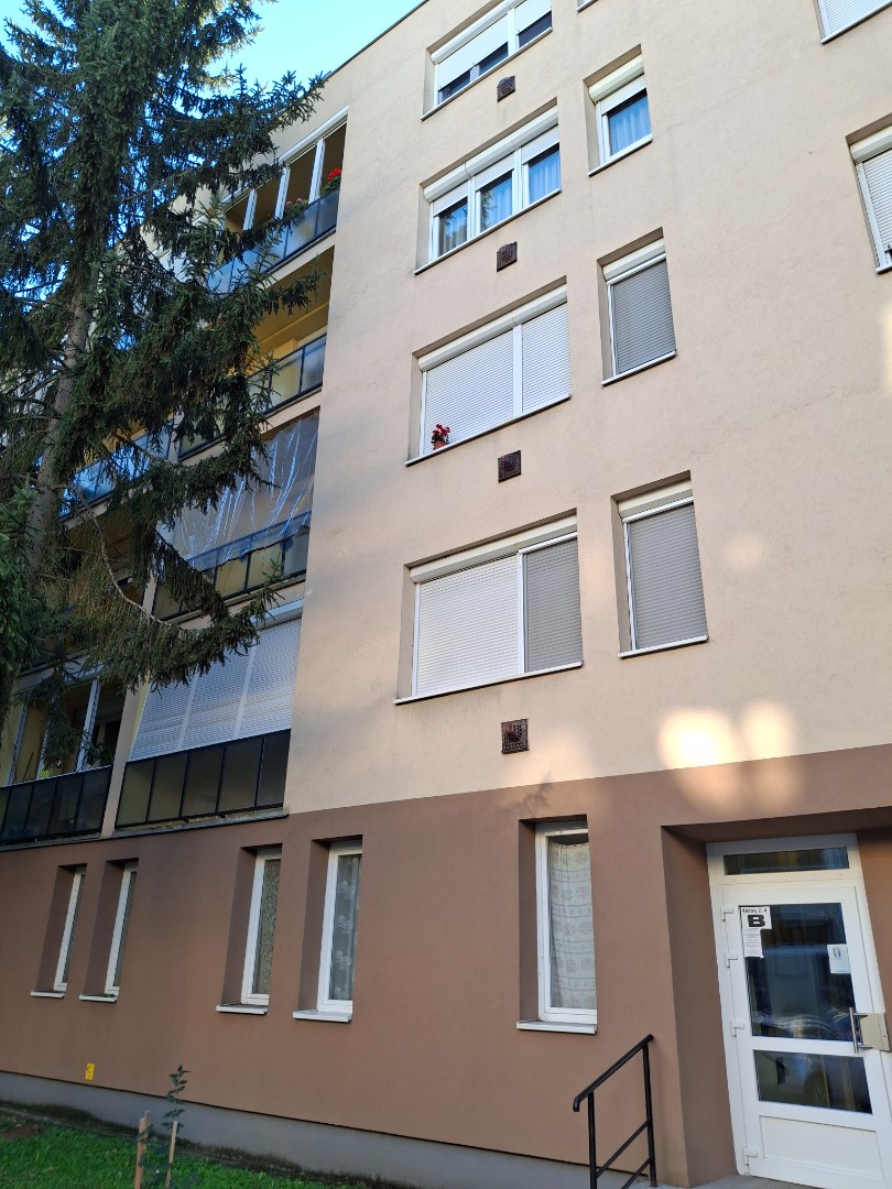 Második emeleti, két szobás lakás eladó