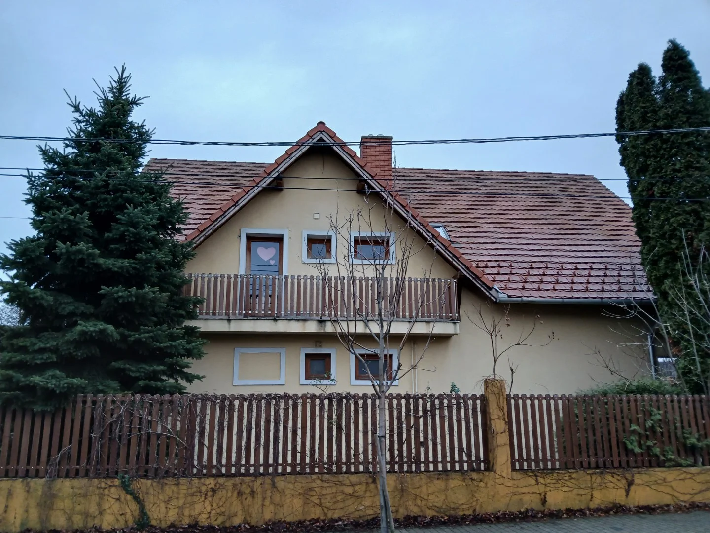 Csodás kétszintes háromlakásos családi kertesház melléképülettel - Kép 9