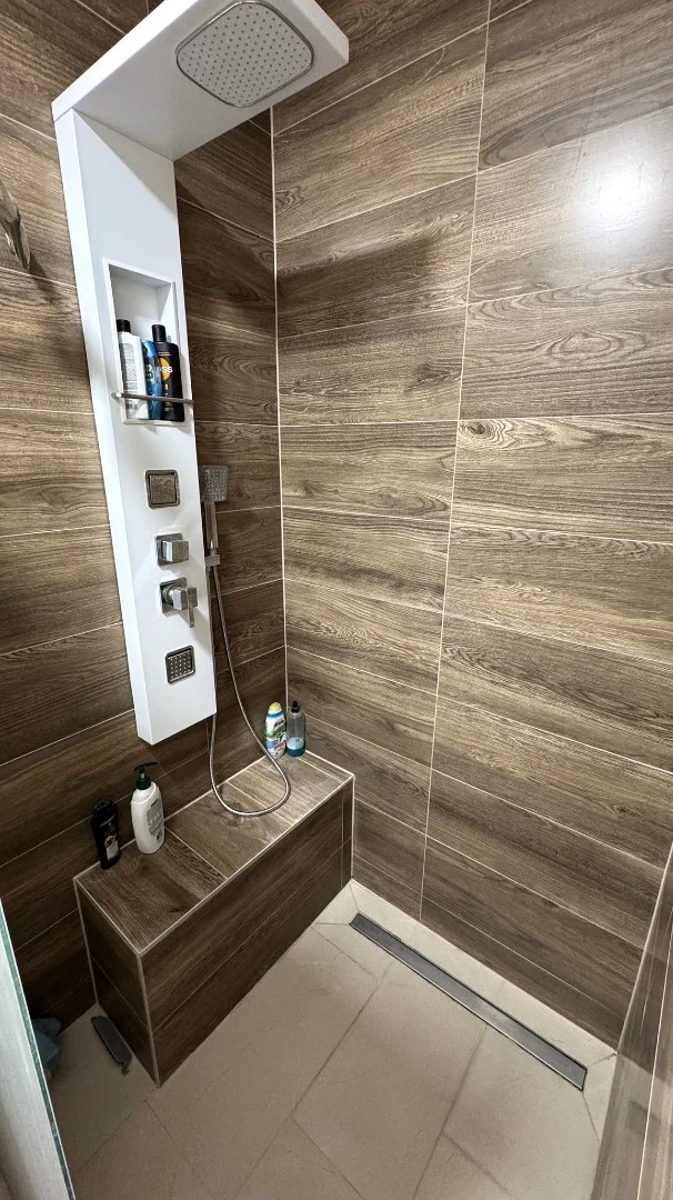 Nyíregyházán a Báthory lakóparkban, csendes aszfaltozott utcában, exkluzív prémium minőségű, magas műszaki tartalommal rendelkező 142 nm-es, 3 szoba-amerikai konyha-nappalis, családi ikerház, 500 nm-es parkosított udvarral eladó. - Kép 15