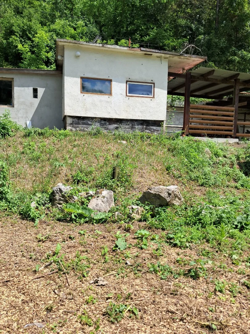 Nagy telek/ nyaraló eladó 2 házzal.