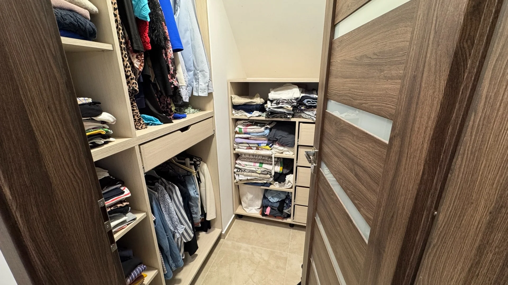 Nyíregyházán a Báthory lakóparkban, csendes aszfaltozott utcában, exkluzív prémium minőségű, magas műszaki tartalommal rendelkező 142 nm-es, 3 szoba-amerikai konyha-nappalis, családi ikerház, 500 nm-es parkosított udvarral eladó. - Kép 18