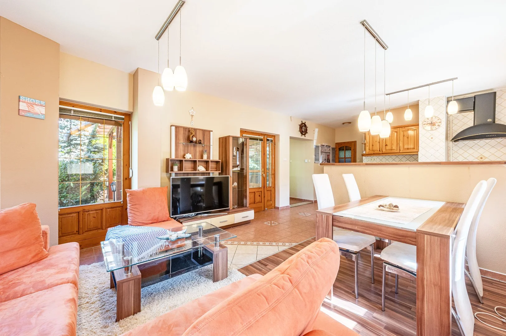 Balatonszárszón, mindössze 250 méterre a vízparttól és a közkedvelt szabad strandtól, eladó egy 2 éve felújított, azonnal költözhető kétszintes nyaraló! - Kép 5