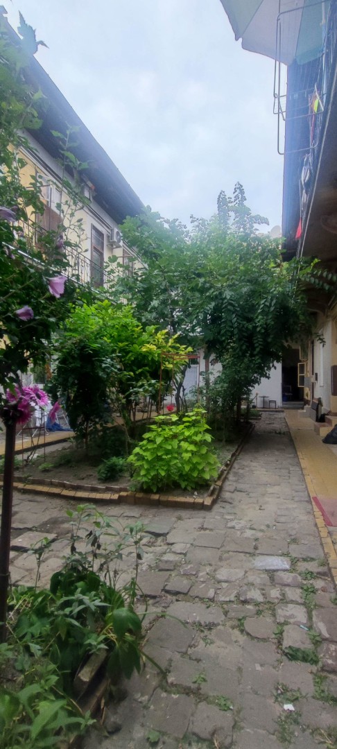 Beköltözhető emeleti felújítandó kis lakás eladó a 8. kerületben - Kép 2