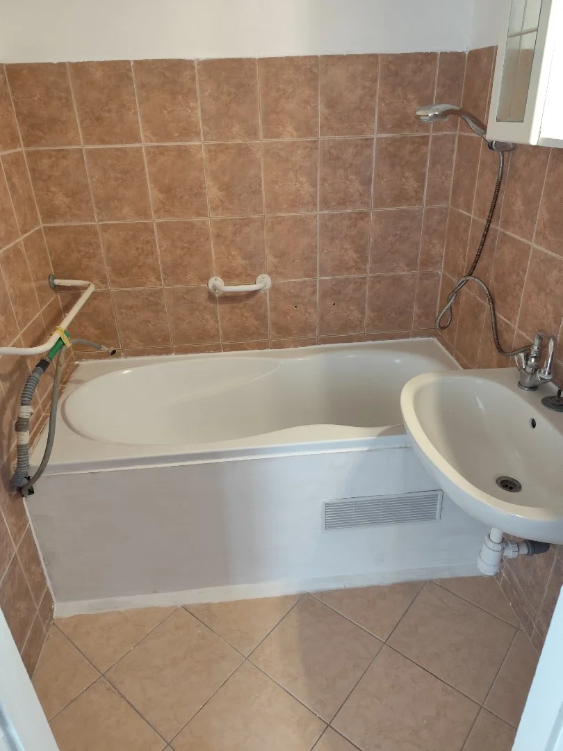 Részlegesen felújított panel lakás Várpalotán - Kép 7