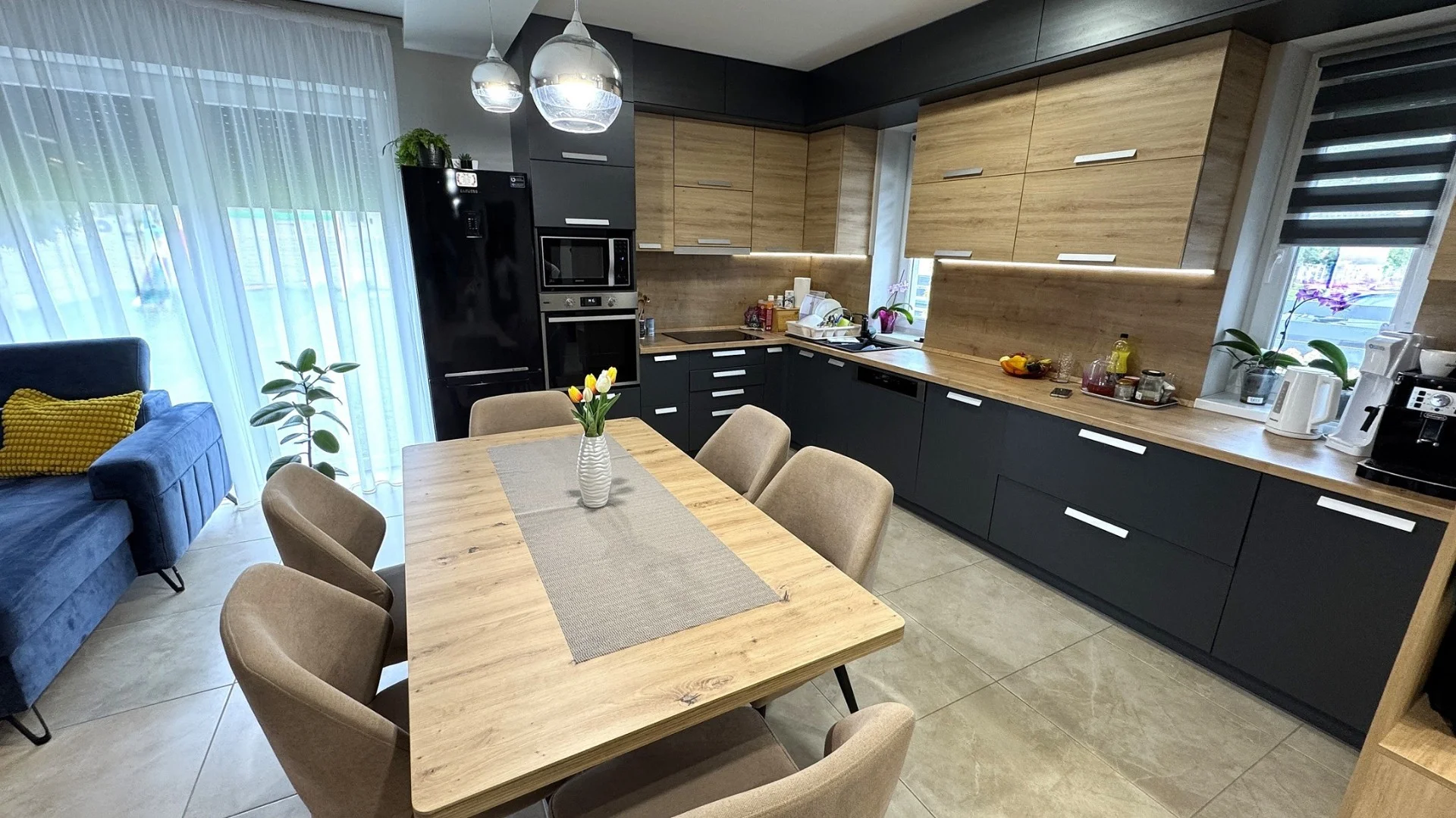 Nyíregyházán a Báthory lakóparkban, csendes aszfaltozott utcában, exkluzív prémium minőségű, magas műszaki tartalommal rendelkező 142 nm-es, 3 szoba-amerikai konyha-nappalis, családi ikerház, 500 nm-es parkosított udvarral eladó.