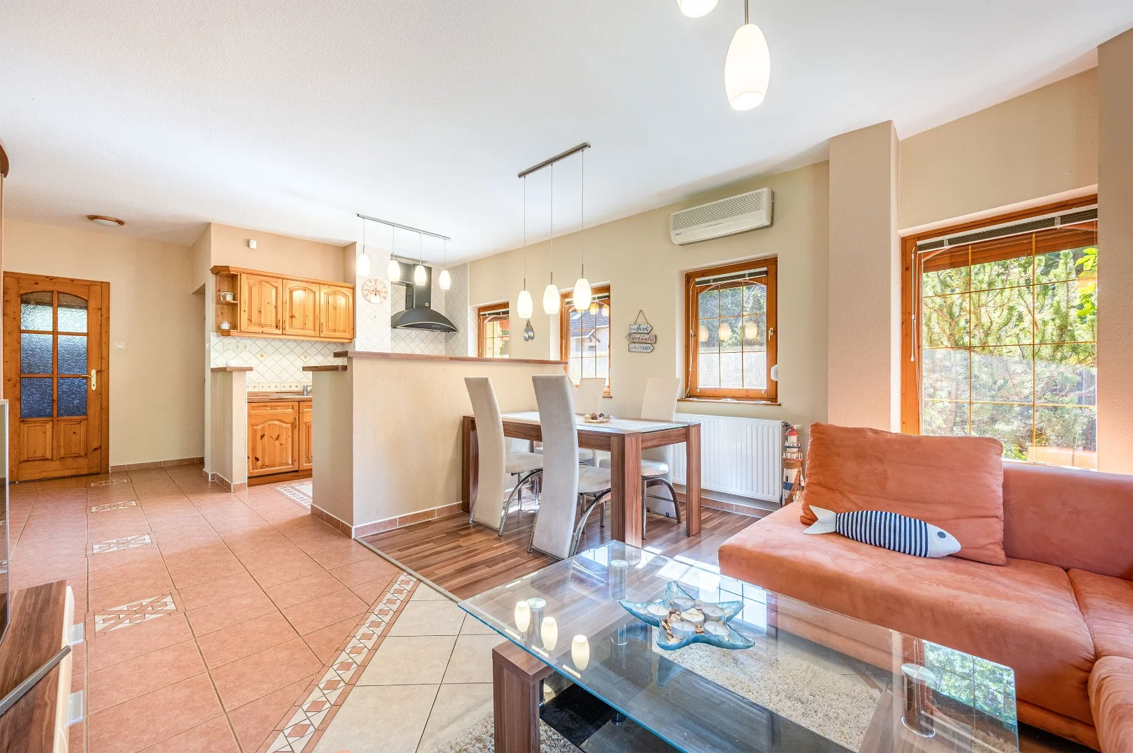 Balatonszárszón, mindössze 250 méterre a vízparttól és a közkedvelt szabad strandtól, eladó egy 2 éve felújított, azonnal költözhető kétszintes nyaraló! - Kép 4