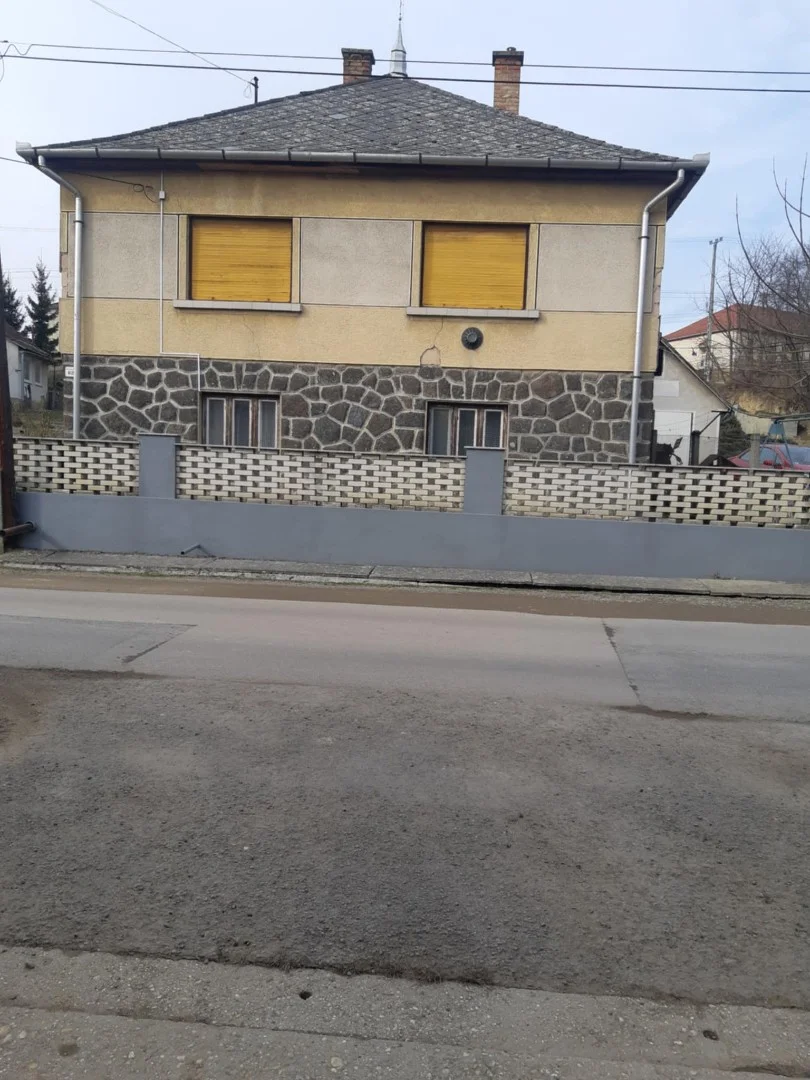 Jó állapotú 2 szintes családi ház csendes környezetben - Kép 2