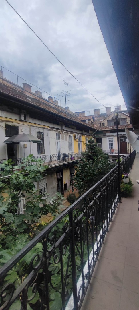 Beköltözhető emeleti felújítandó kis lakás eladó a 8. kerületben - Kép 3