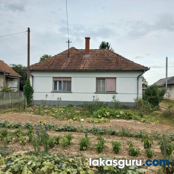 Csömödér Csendes Zsákutcájában Tágas Családi Ház Nagy Telekkel!