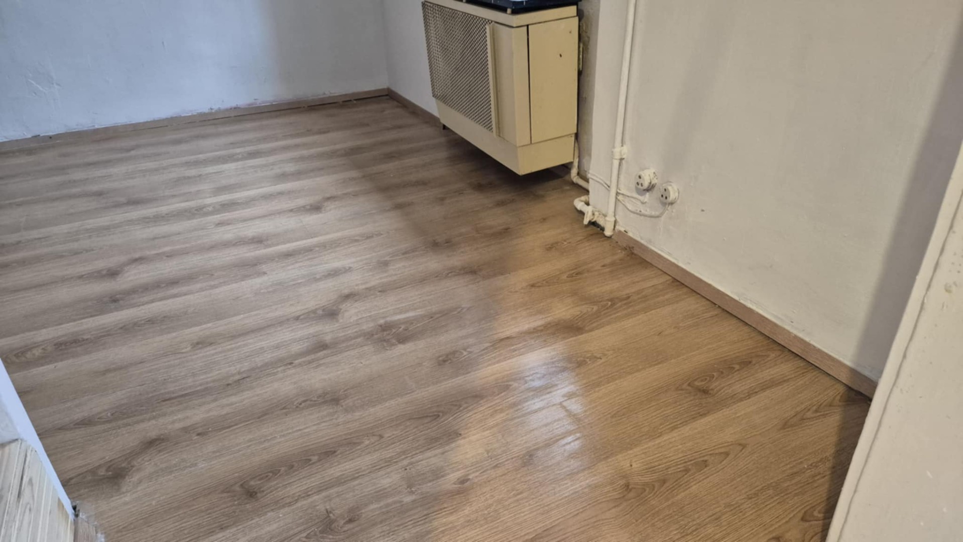 Beköltözhető emeleti felújítandó kis lakás eladó a 8. kerületben - Kép 9