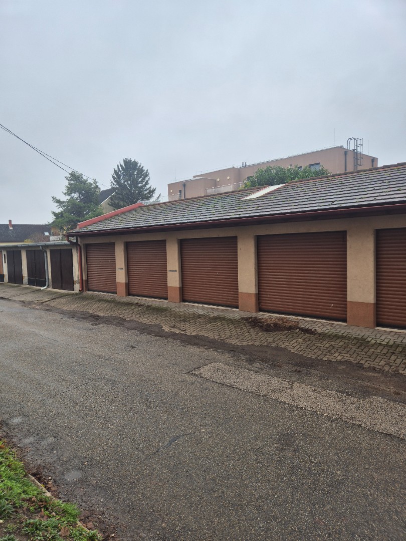 Székesfehérvár Fáy ltp 3 nál elektromos kapuval szerelt garázs eladó