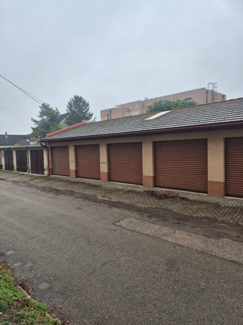 Székesfehérvár Fáy ltp 3 nál elektromos kapuval szerelt garázs eladó