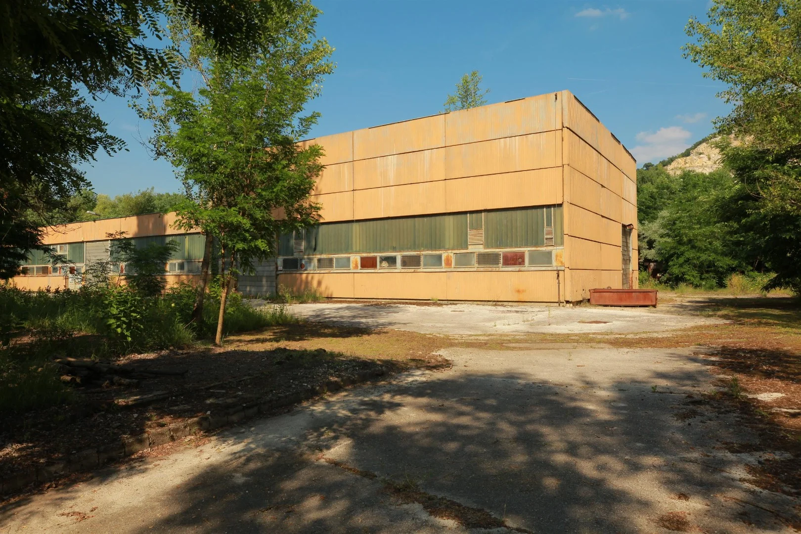 26 ha terület csarnokokkal, nagy kapacitású árammal és karsztvízzel - Kép 2