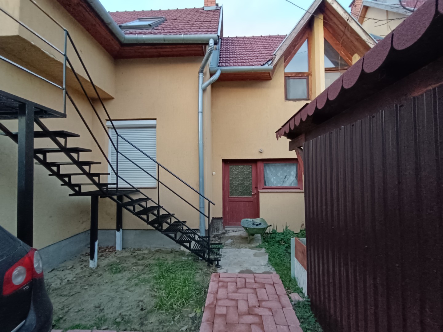 Három lakrészből álló ház Gyulán eladó