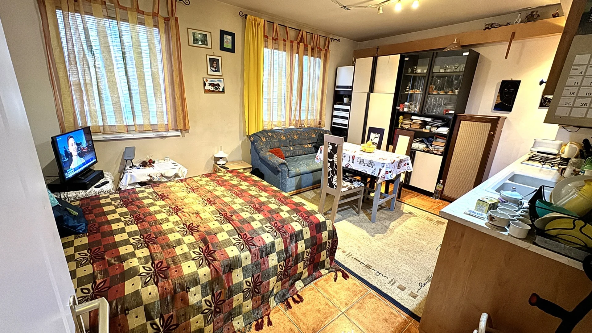 Nyíregyháza belvárosában a Kossuth utca közelében, földszinten lévő, 45 nm-es, 1 szoba-amerikai konyha-nappalis, csendes udvarra néző, akadálymentesített, fiatal tégla építésű lakás eladó. - Kép 2