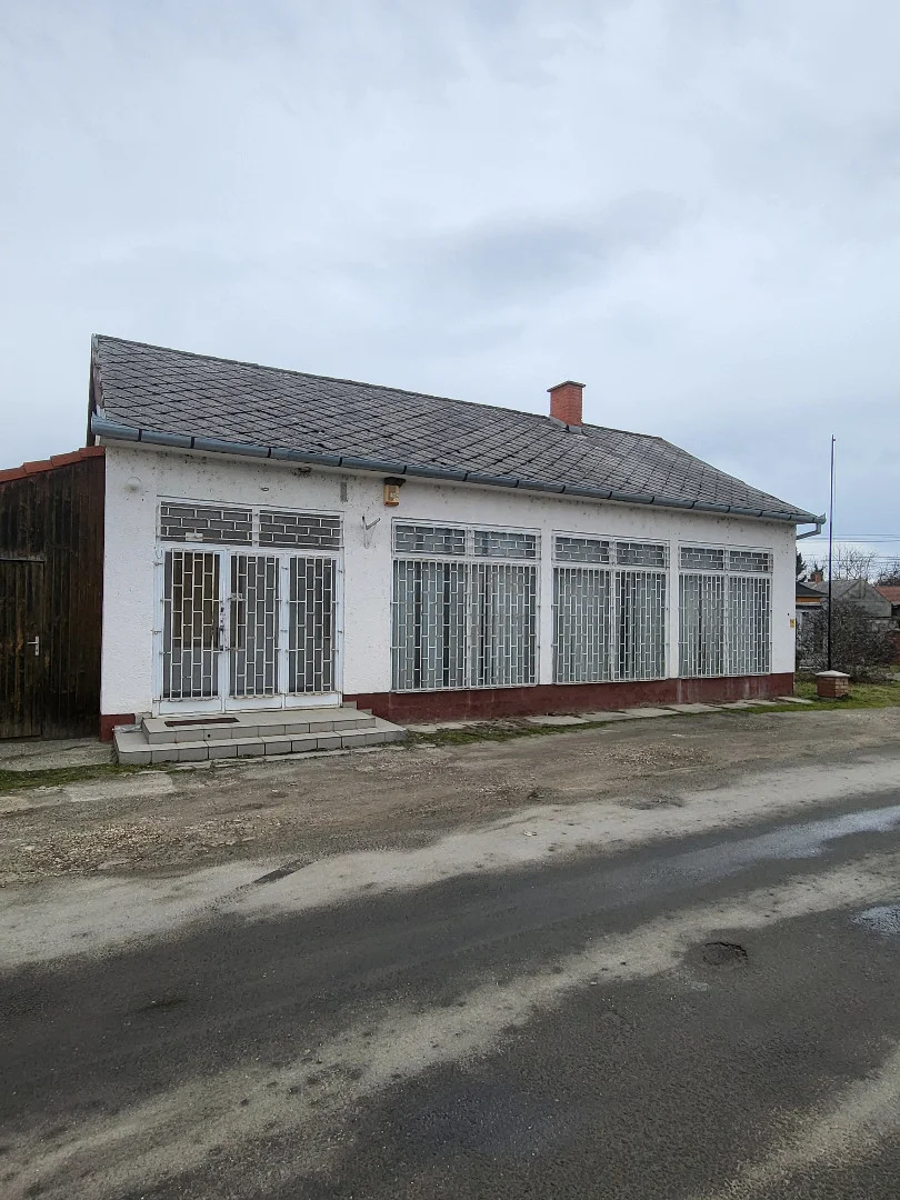 Eladó üzlet iroda / üzlet / kereskedelmi / szolgáltató Molnárin