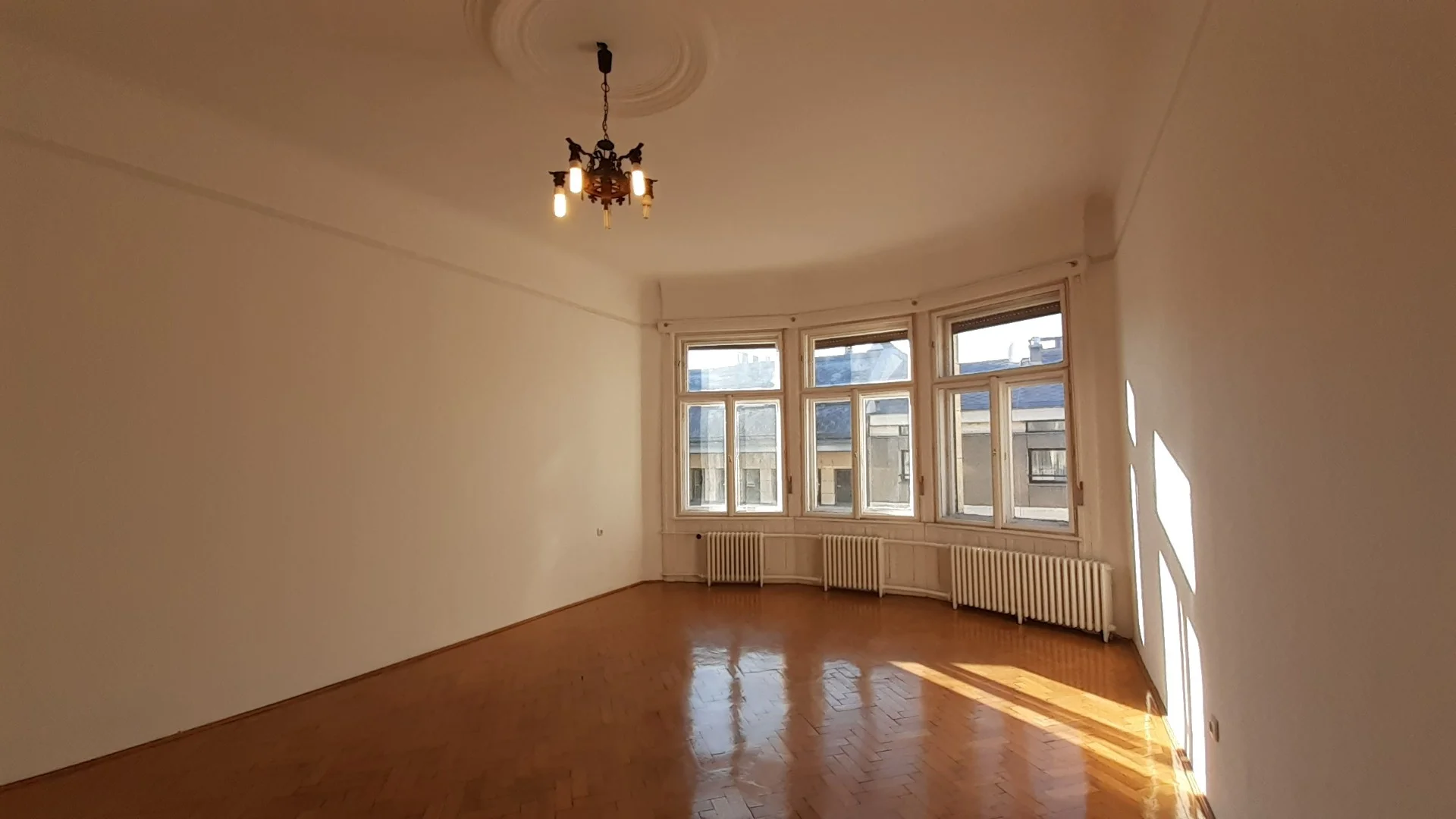 Kiadó tégla lakás Budapest 05. ker.en - Kép 2
