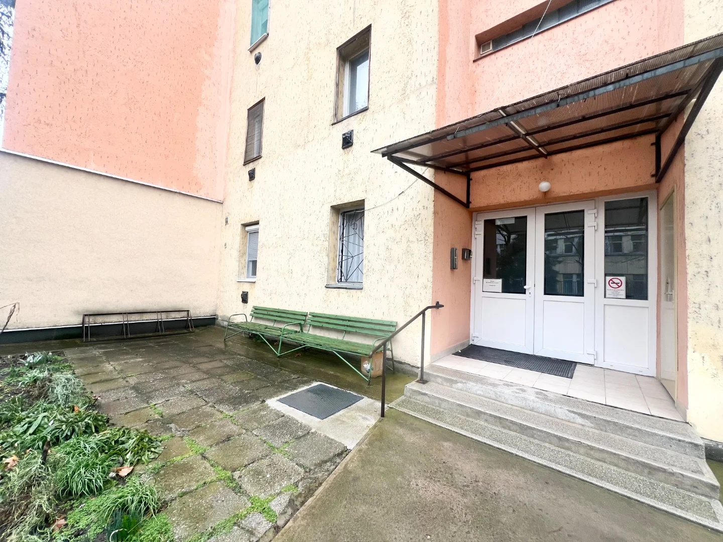 Eladó panel lakás Békésen