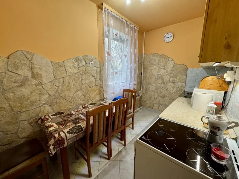 Eladó panel lakás Pécsen - Kép 3