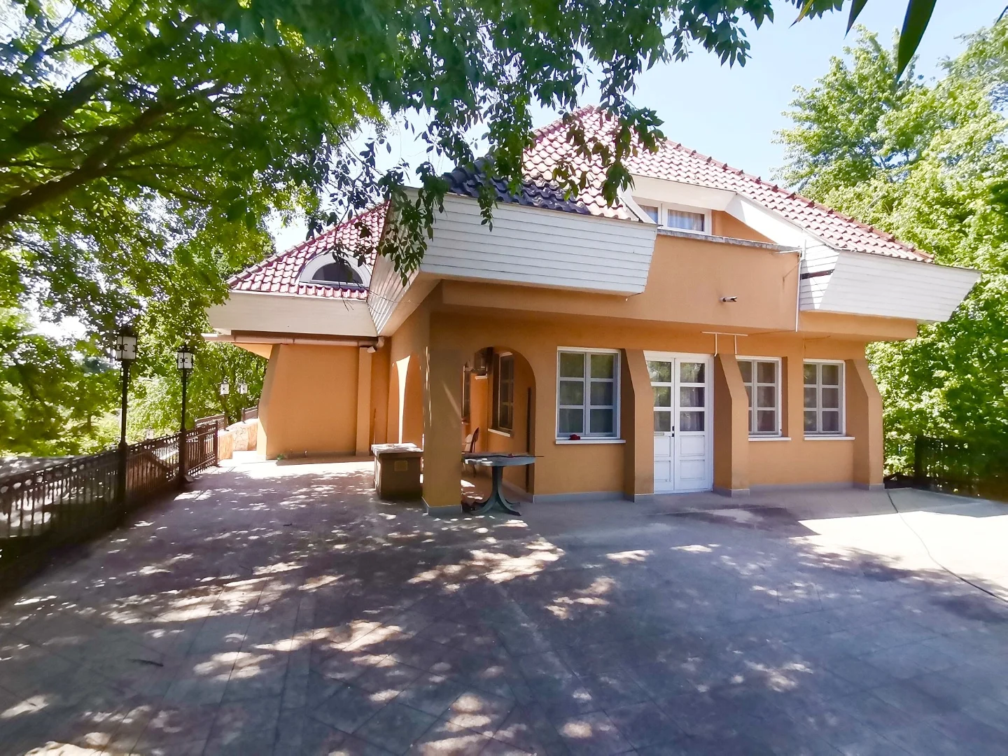 Eladó hotel, szálloda iroda / üzlet / kereskedelmi / szolgáltató Gyulan