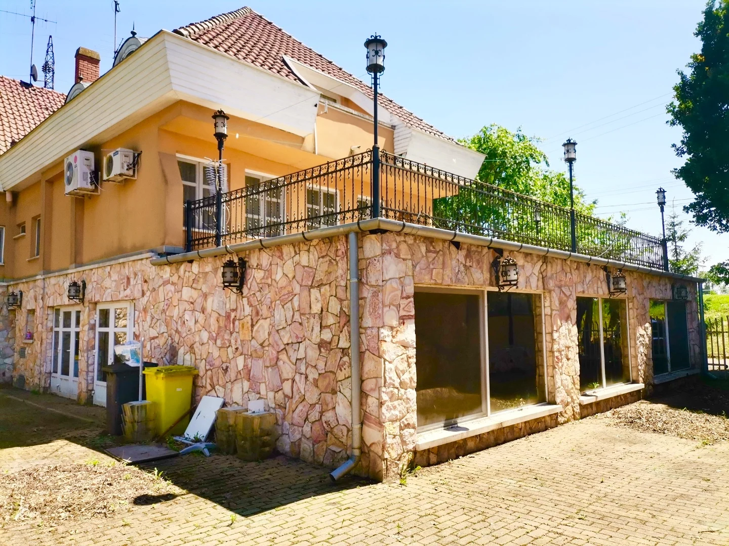 Eladó hotel, szálloda iroda / üzlet / kereskedelmi / szolgáltató Gyulan - Kép 2