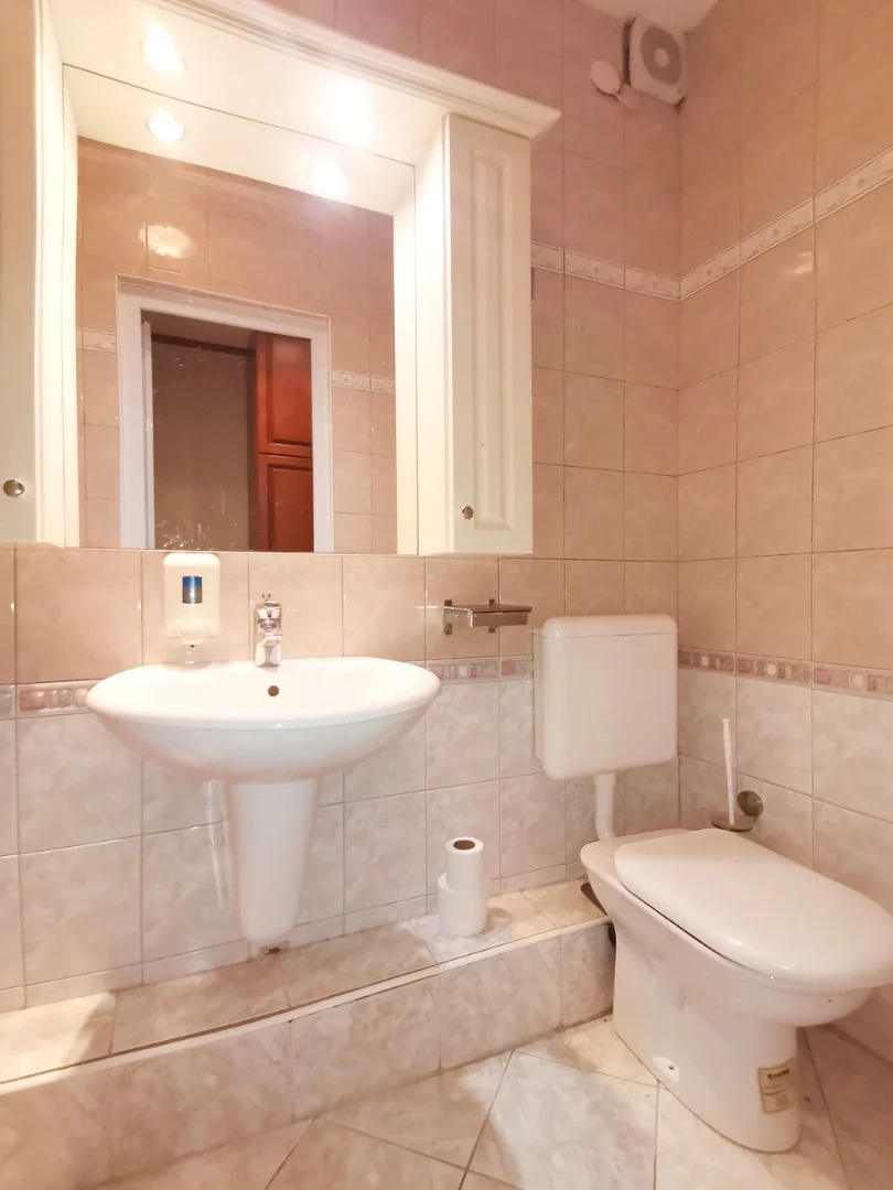 Eladó hotel, szálloda iroda / üzlet / kereskedelmi / szolgáltató Gyulan - Kép 3