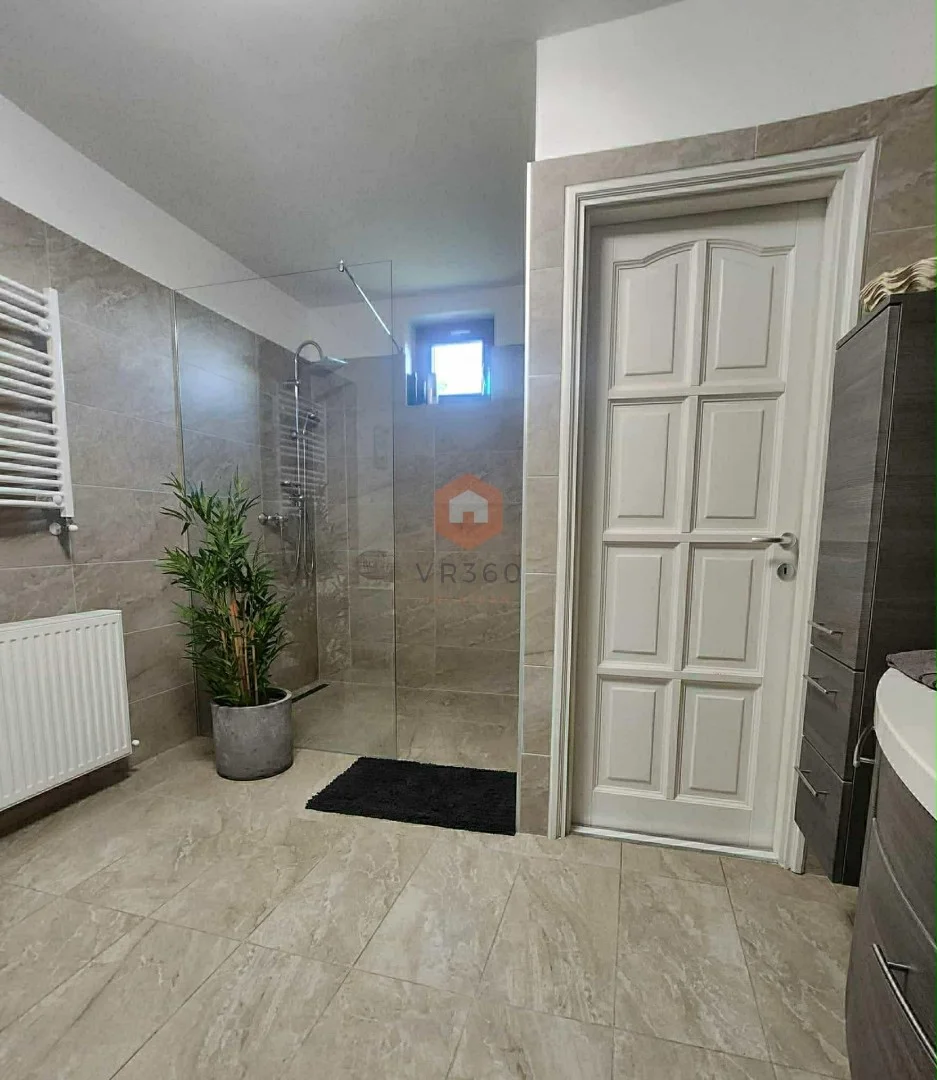 Eladó családi ház Pécsen - Kép 11