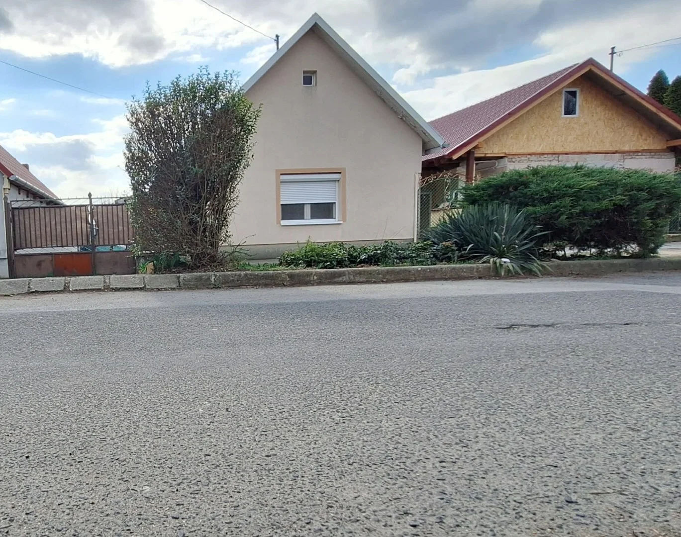 Eladó családi ház Csömören