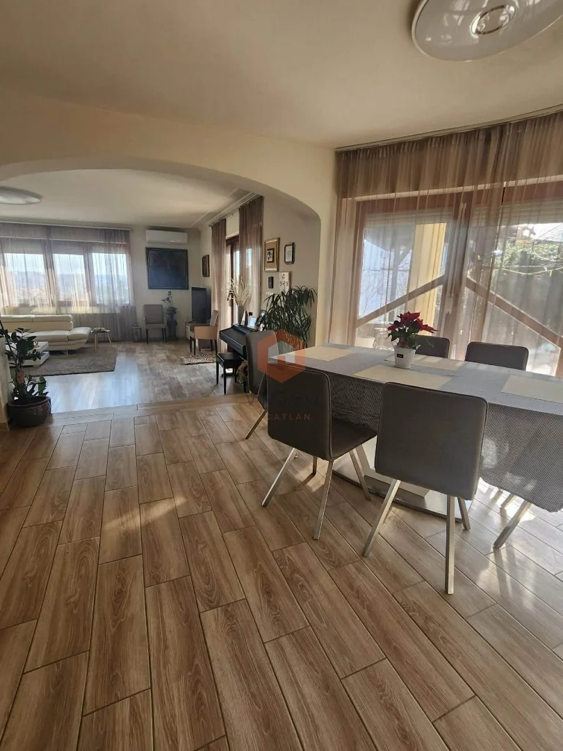 Eladó családi ház Pécsen - Kép 8