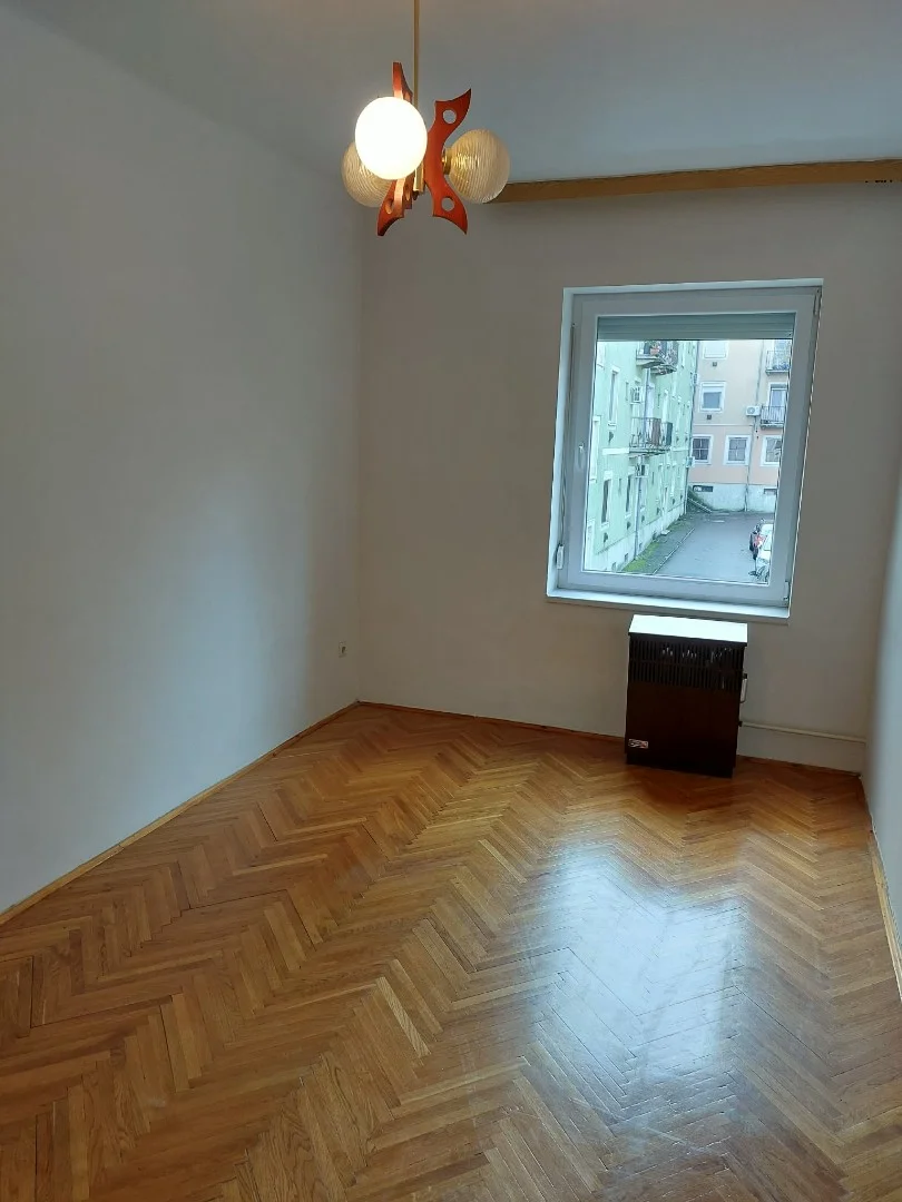 Eladó tégla lakás Pécsen - Kép 8