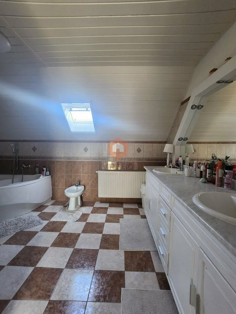 Eladó családi ház Pécsen - Kép 9