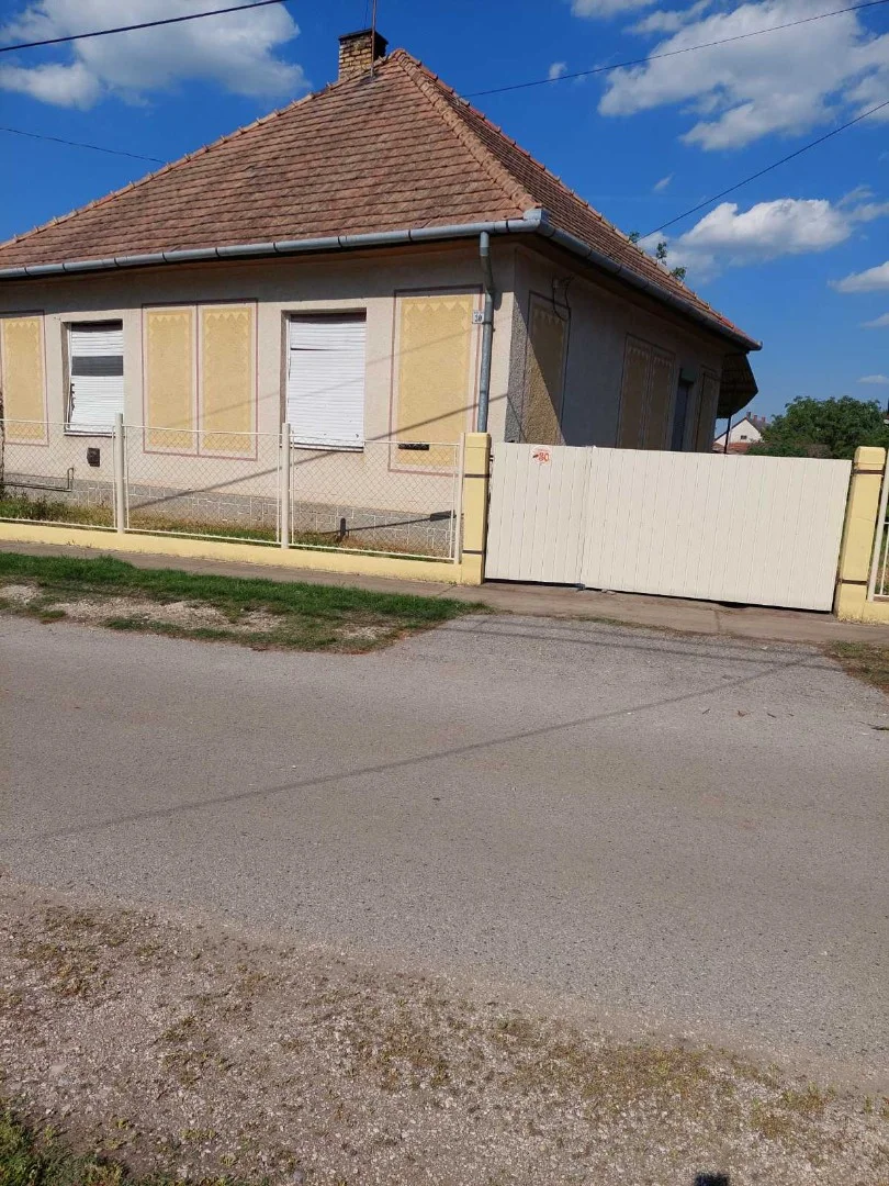 Eladó családi ház Tengelicen