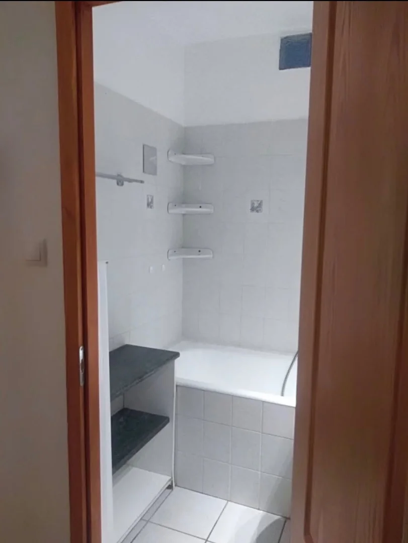 Kiadó panel lakás Székesfehérvár Saletrom - Kép 2