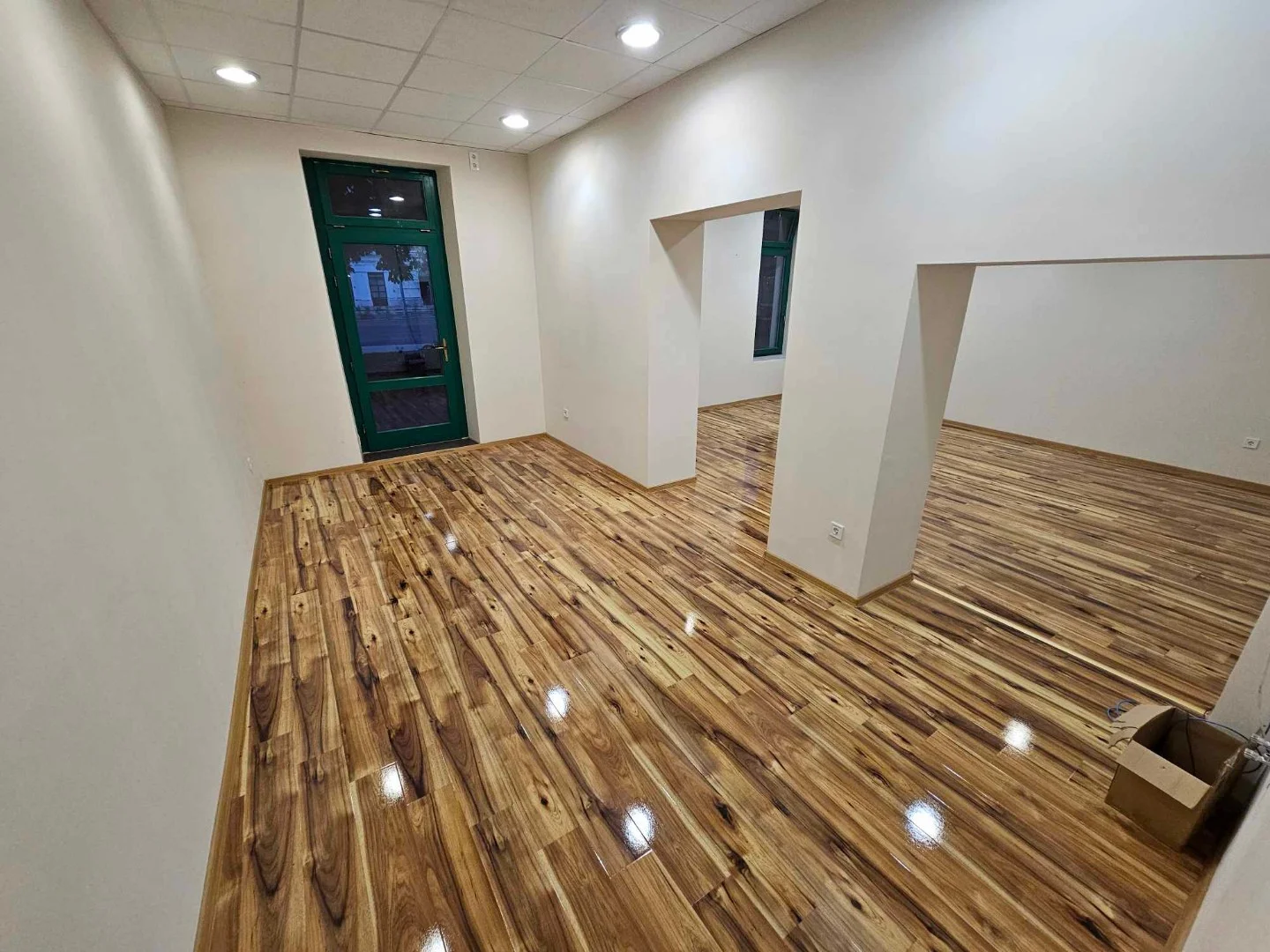 Kiadó üzlet iroda / üzlet / kereskedelmi / szolgáltató Tata Ady Endre utca