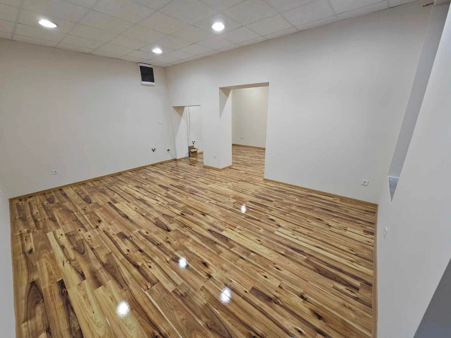 Kiadó üzlet iroda / üzlet / kereskedelmi / szolgáltató Tata Ady Endre utca - Kép 2