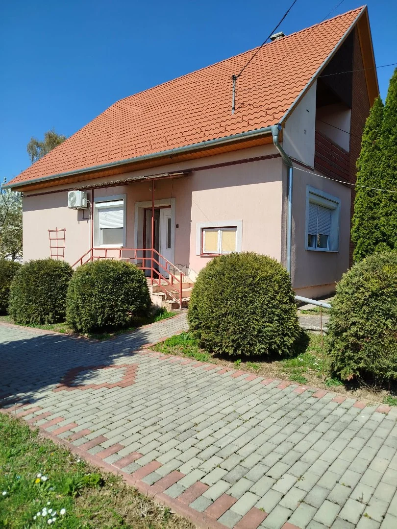 Eladó családi ház Siklós Vujicsics Tihamér utca - Kép 2