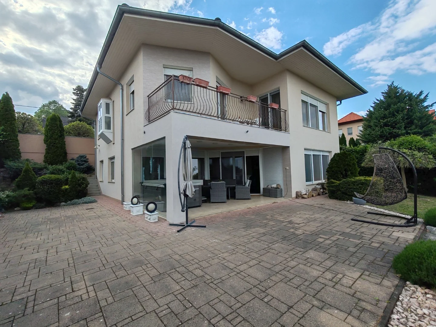 Eladó családi ház Szekszárd