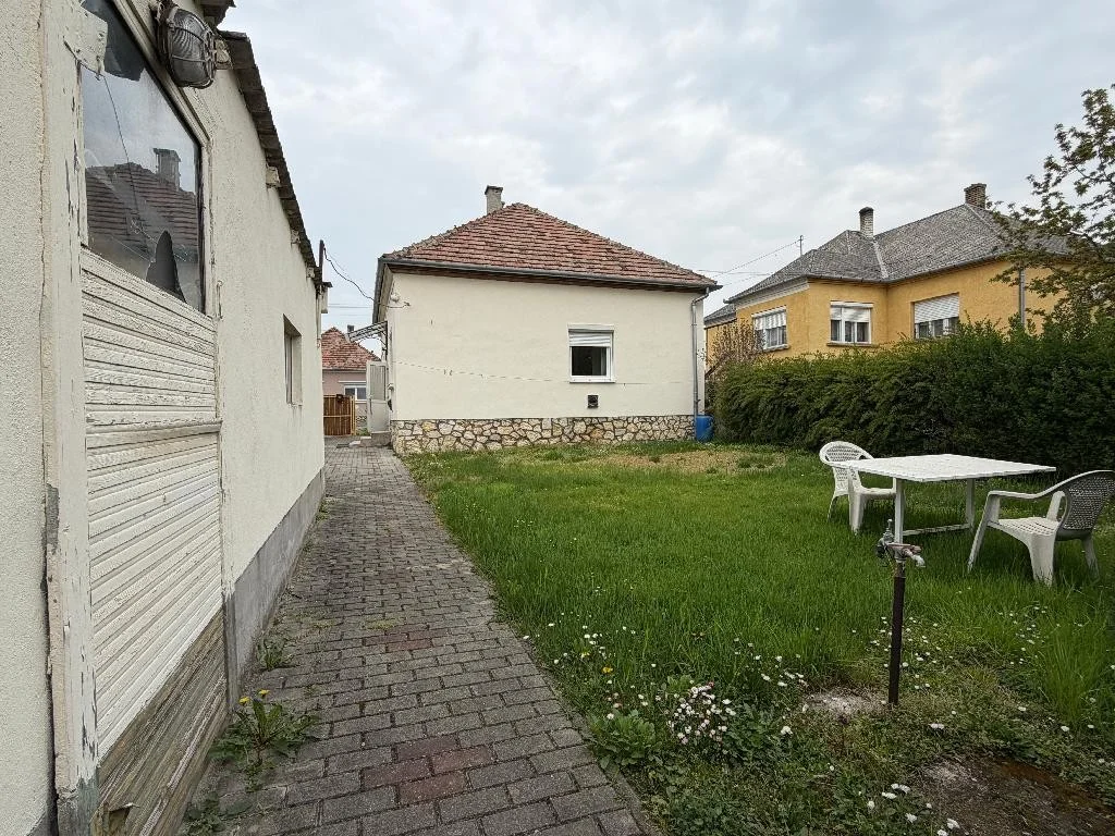 Eladó családi ház Pápa Élelmiszerbolt, fürdőszobaszalon közeli - Kép 14