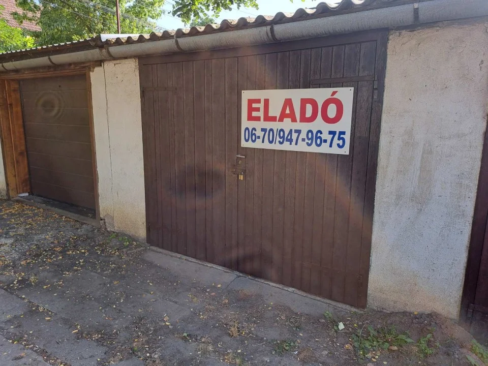 Eladó garázs garázs / beálló Pápa Esterhazy út