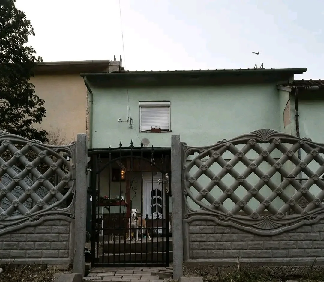 Eladó sorház Farkaslyuk Esze Tamás