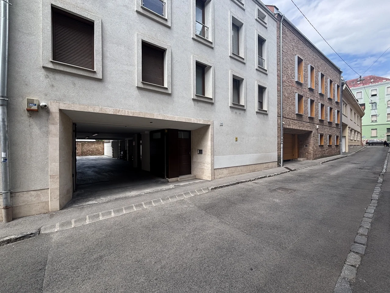 Kiadó garázs / beálló Pécs Kisfaludy Sándor