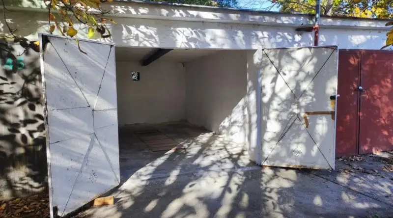 Eladó garázs garázs / beálló Pécs Feketegyémánt tér