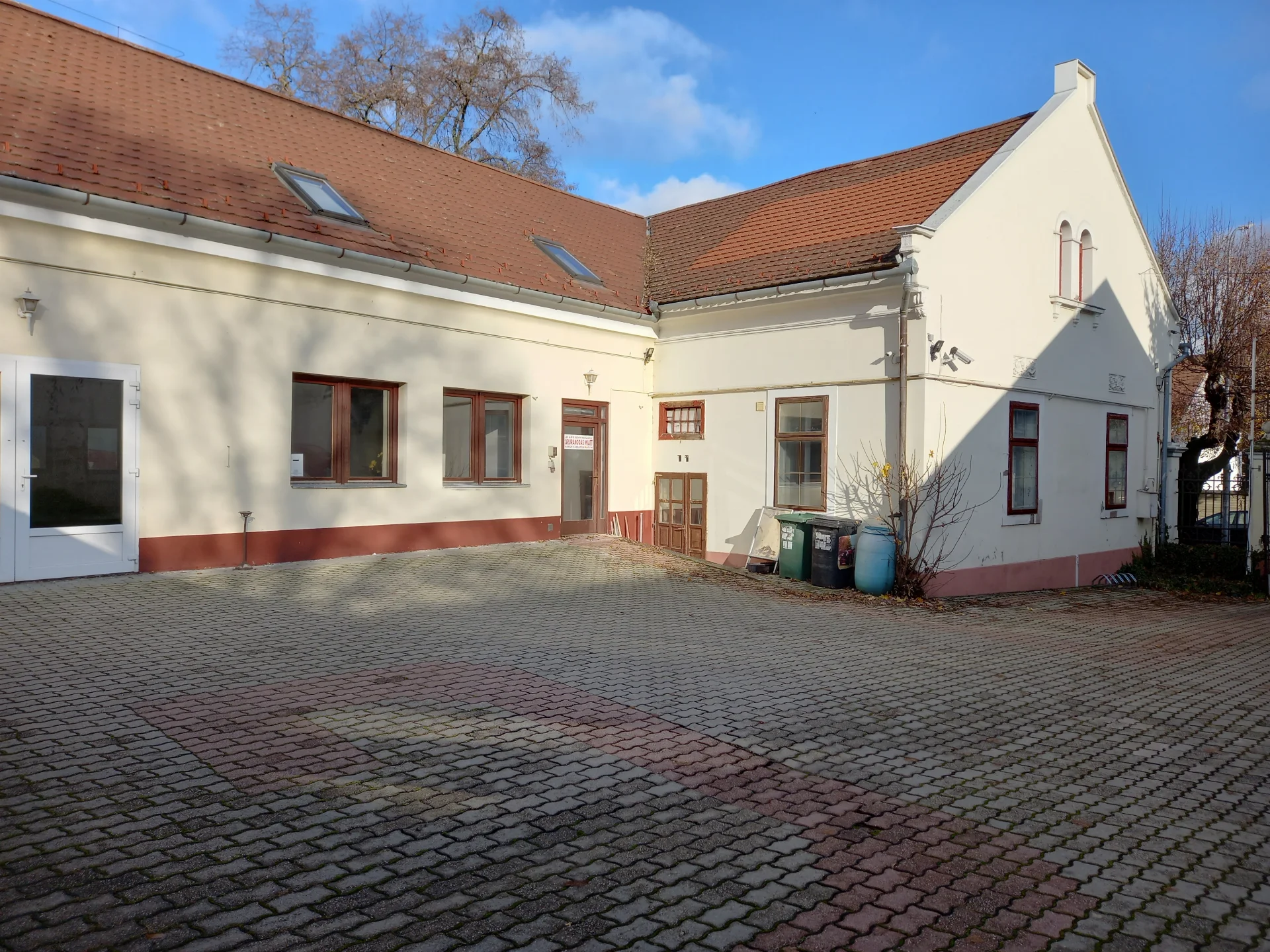 Eladó iroda / üzlet / kereskedelmi / szolgáltató Keszthely Kossuth