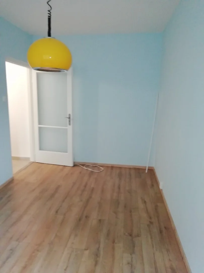 Eladó panel lakás Komló Vértanúk u. - Kép 19