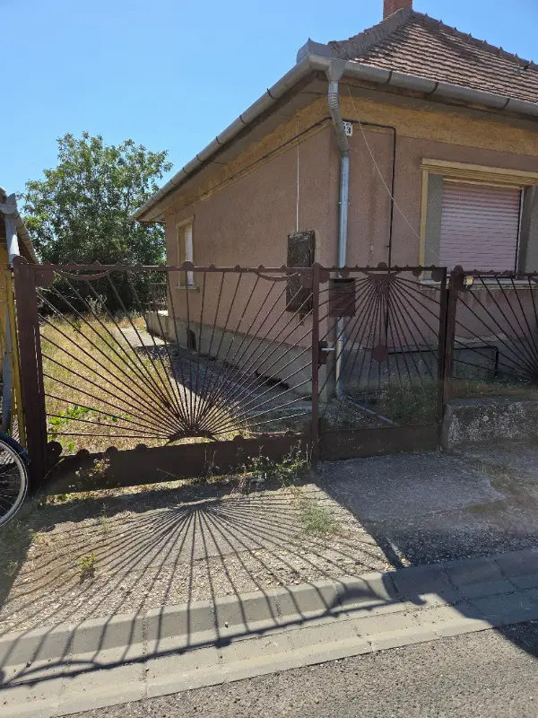 Eladó családi ház Péteri