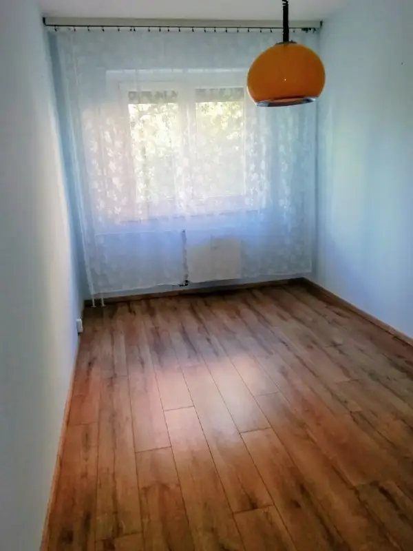 Eladó panel lakás Komló Vértanúk u.